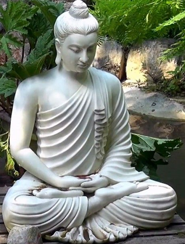 Buddha fehér ruhában.