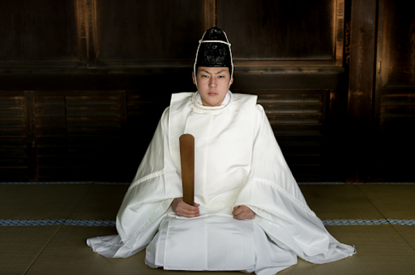 Japán császár tradicionális fehér shiro ruhában.