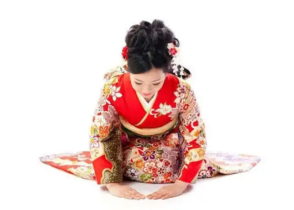 Térdelő meghajlás pozícióban lévő japán nő